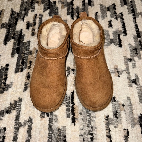 UGG Classic Ultra Mini - Picture 2 of 4
